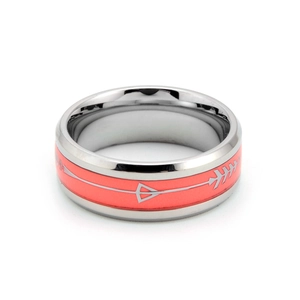 Détail de la bague en acier inoxydable avec incrustation orange et motif fléché gravé