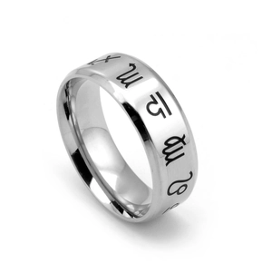 Détail d'une bague en acier titane argenté avec des signes du zodiaque noirs gravés