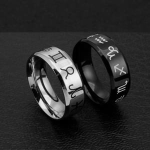 Détail de bagues du zodiaque argent et noir avec constellations gravées sur cuir sombre