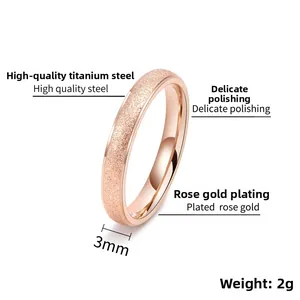 Dettaglio anello oro rosa 3mm con superficie opaca e interno lucido a specchio