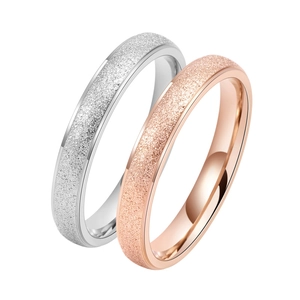Dettaglio macro di anelli satinati argento e oro rosa con fasce interne lucide