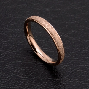Macro di anello in acciaio inossidabile oro rosa con finitura satinata e bordi lucidi