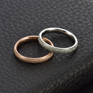 Dettaglio della finitura opaca su anelli in acciaio inossidabile oro rosa e argento