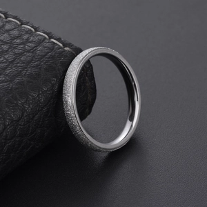Anello minimalista in acciaio argento con finitura opaca e bordi lucidi per unisex