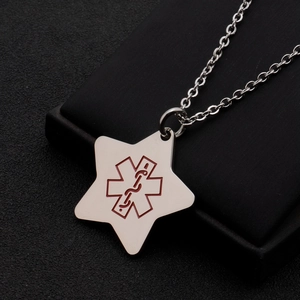 Pendentif Étoile de la Vie en acier titane avec symbole médical rouge sur boîte noire
