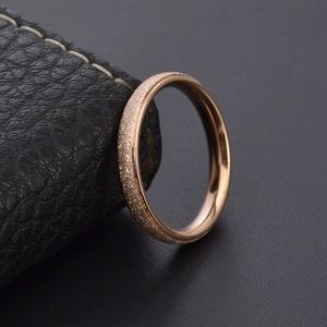 Macro di anello oro rosa con finitura opaca satinata e superficie a specchio lucidata