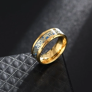 Gros plan de la bague engrenage steampunk avec fibre de carbone bleue sur boîte noire