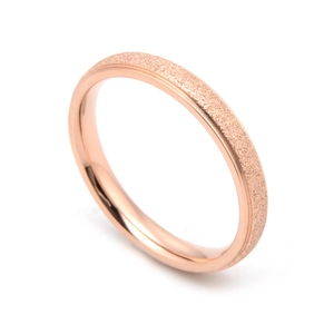 Vista macro di anello in oro rosa opaco con superficie interna lucida e bordi lisci