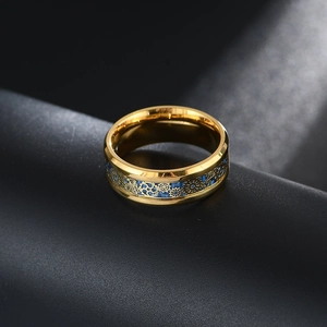Vue macro de la bague en acier doré avec fibre de carbone bleue et engrenages