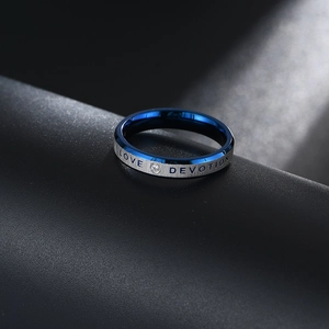 Macro di anello in acciaio con placcatura blu interna e incisione LOVE DEVOTION