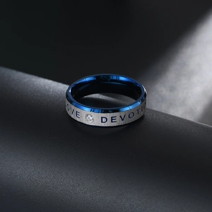 Dettaglio macro dell'anello in acciaio blu e argento con incisione LOVE DEVOTION