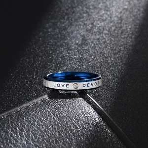 Anello in acciaio inossidabile spazzolato con interno blu e incisione Love Devotion