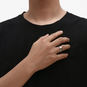Bague en acier inoxydable argenté pour hommes avec gravure sourire sur un mannequin
