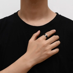 Anello girevole minimalista in acciaio al titanio argento e nero con design a righello
