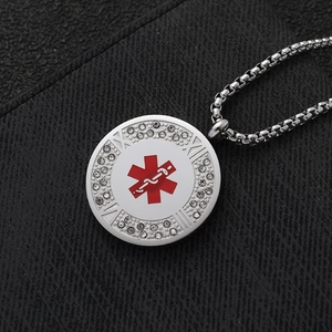 Star of Life Medizinischer Alarm Anhänger mit Kristallrand und silberner Kette auf Schwarz