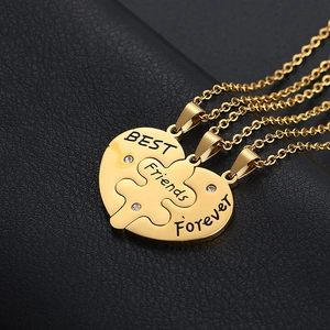 Détail du collier cœur puzzle plaqué or 18K avec gravure Best Friends Forever