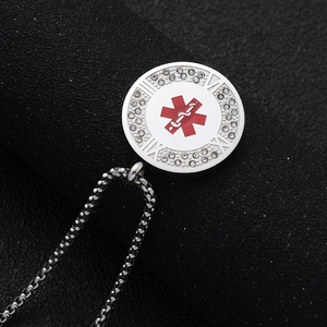 Star of Life medizinische Halskette mit Kristallen und roter Emaille an einer Box-Kette