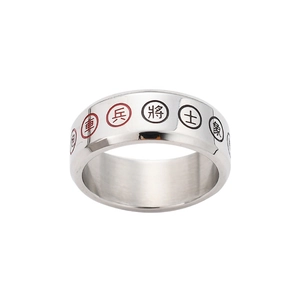 Vue détaillée d'une bague en acier inoxydable avec des caractères d'échecs chinois