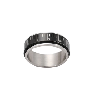Dettaglio dell'anello in titanio nero con design a righello graduato e cifre bianche