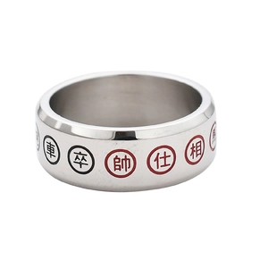 Détail de bague Échecs Chinois avec caractères gravés rouges et noirs sur acier inoxydable
