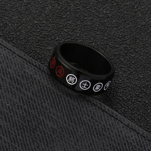 Détail macro d'une bague en acier noir poli avec caractères Xiangqi rouges et blancs