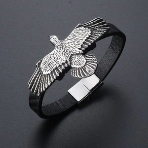 Détail macro du bracelet tressé en cuir pour homme avec aigle argenté et fermoir magnétique