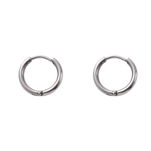 Boucles d'oreilles créoles en acier poli au design minimaliste avec fermoir cliquet