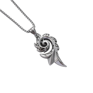 Collier à pendentif flamme rétro en acier titane avec une chaîne à maillons carrés argentés