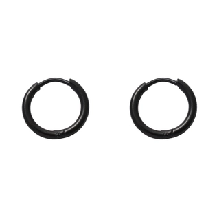 Vue détaillée des boucles d'oreilles anneaux en acier noir mat avec fermoir à charnière