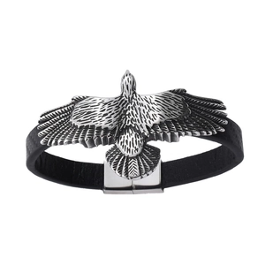 Vue détaillée de l'aigle rétro sur le bracelet en cuir noir avec un fermoir en métal