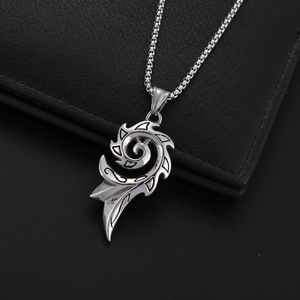 Pendentif flamme vintage en acier titane avec chaîne box polie pour hommes au style rétro