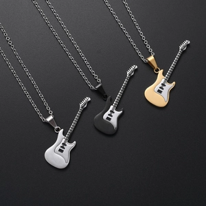 Nahaufnahme von Gitarrenanhängern in Silber, Gold und Schwarz mit O-Ketten