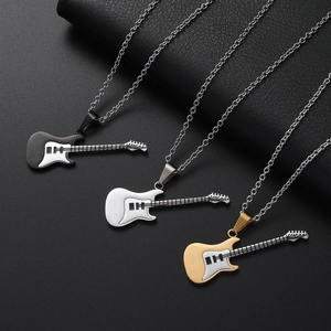 Gitarren-Halsketten aus Edelstahl in Schwarz, Silber und Gold auf Leder-Hintergrund