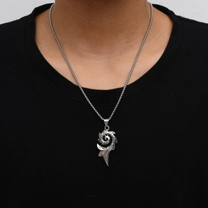 Collier homme pendentif flamme totem tribal rétro en acier inoxydable sur mannequin