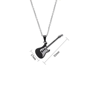 Detailansicht des schwarz-silbernen Gitarrenanhängers mit Maßen 52 mm mal 17 mm