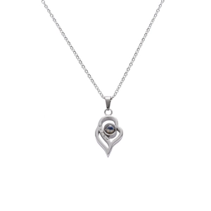 Collier projection cœur argenté avec accents de cristal sur une chaîne fine