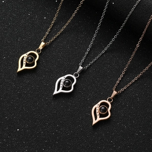 Collier de projection en or, argent et or rose avec pendentifs cœur en cristal poli