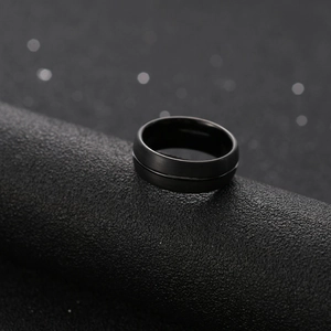 Bague homme 8mm en acier tungstène noir mat avec finition brossée et rainure centrale