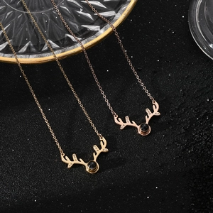 Collier élégant avec pendentif bois de cerf et pierre de projection 100 langues en or et or rose