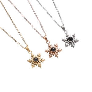 Collana con proiezione a fiocco di neve in finiture oro, oro rosa e argento