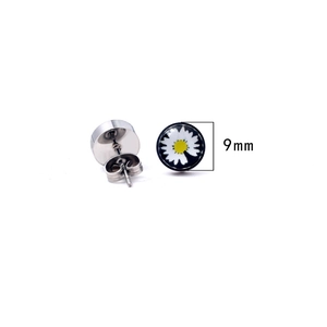 Vue détaillée des boucles d'oreilles marguerite en acier de 9mm, recto et verso