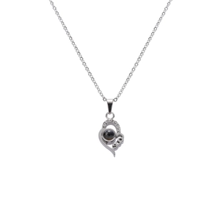 Détail du collier cœur argenté avec inscription Love, cristaux et pierre de projection