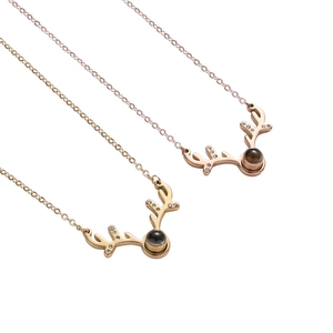 Collier avec pendentif bois de cerf et pierre de projection 100 langues Je t'aime