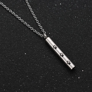 Collier urne en acier inoxydable pour cendres d'animaux avec trois empreintes de pattes