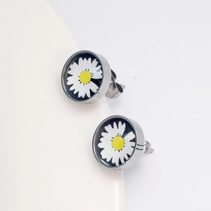 Paire de boucles d'oreilles en acier inoxydable avec motif marguerite sur fond noir