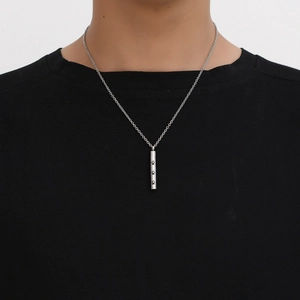 Collier urne cylindrique en acier poli avec empreintes de pattes creuses sur t-shirt noir