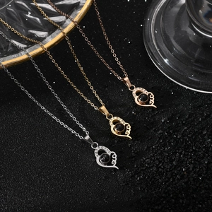 Trois colliers avec projection cœur en argent, or et or rose, gravure love incluse