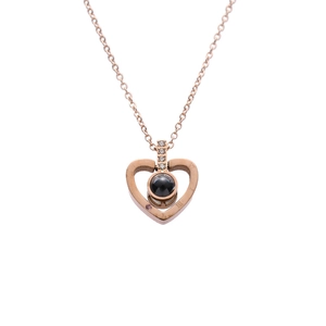 Collier projection cœur or rose avec chiffres romains et incrustation d'une pierre rose