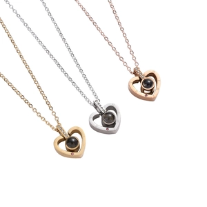 Trois colliers de projection cœur en or argent et or rose avec chiffres romains