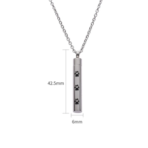 Détail du pendentif cylindre commémoratif de 42,5 mm en acier avec empreintes de pattes
